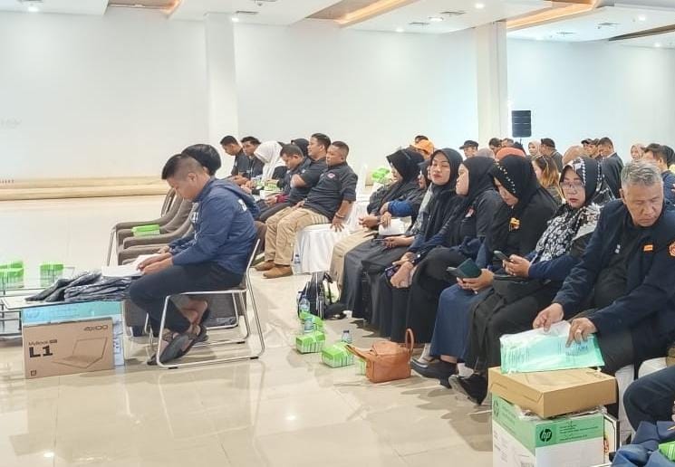 Penyerahan bantuan perangkat administrasi berupa laptop dan printer kepada pengurus Karang Taruna. (dok)
